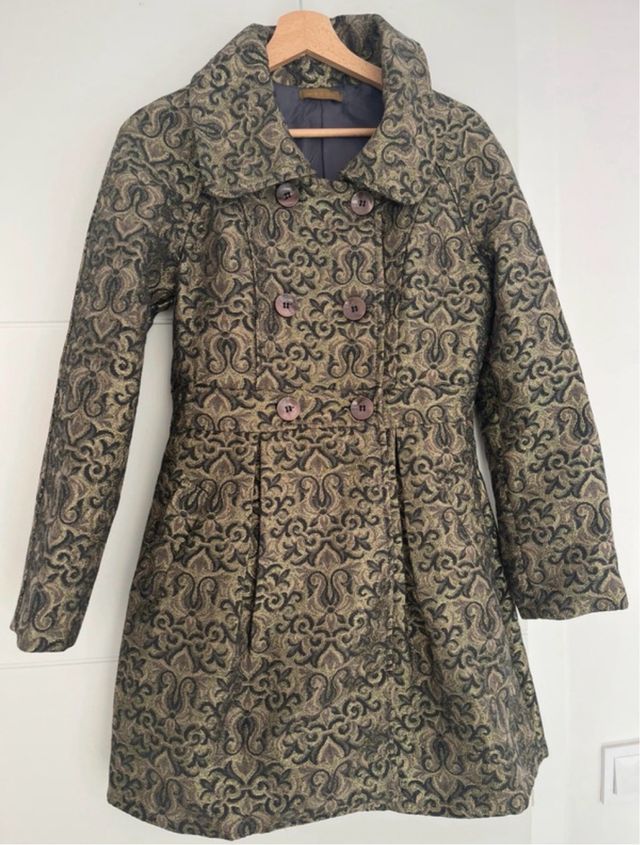 Abrigo vistoso de color verde oliva y dorado.