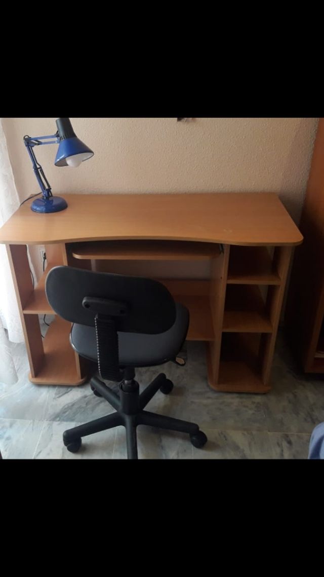 Escritorio de dormitorio de segunda mano por 20 € en Sevilla en WALLAPOP