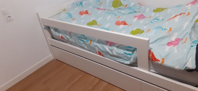 Barrera  para cama  de madera maciza blanca.