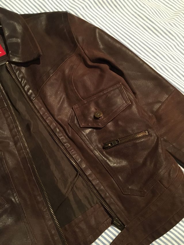 Chaqueta cuero marron de chica. Muy bonita