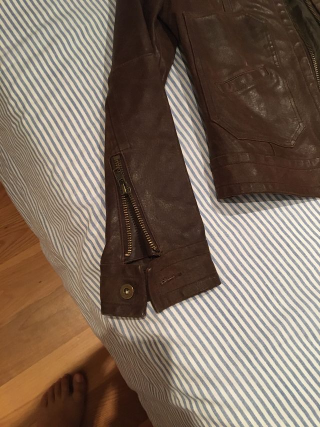 Chaqueta cuero marron de chica. Muy bonita