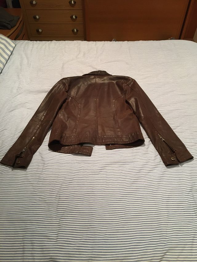 Chaqueta cuero marron de chica. Muy bonita