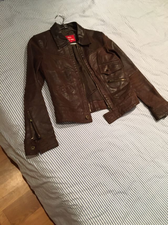 Chaqueta cuero marron de chica. Muy bonita