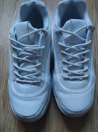 Zapatillas estilo fila de segunda mano por 6 EUR en León en WALLAPOP
