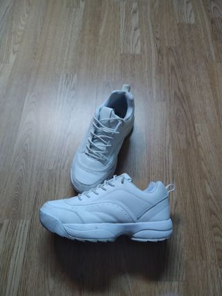Zapatillas estilo fila de segunda mano por 6 EUR en León en WALLAPOP