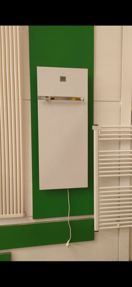 radiador eléctrico baño. color blanco y textura pi