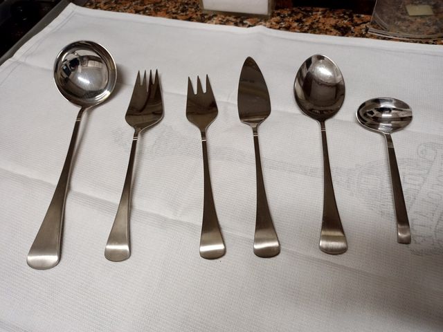 6 piezas de cubiertos de servir.