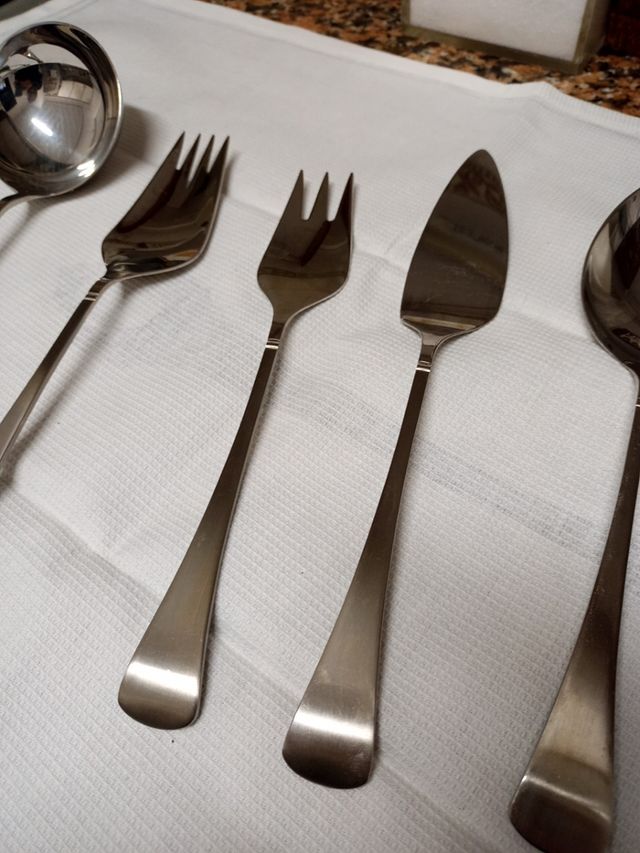 6 piezas de cubiertos de servir.