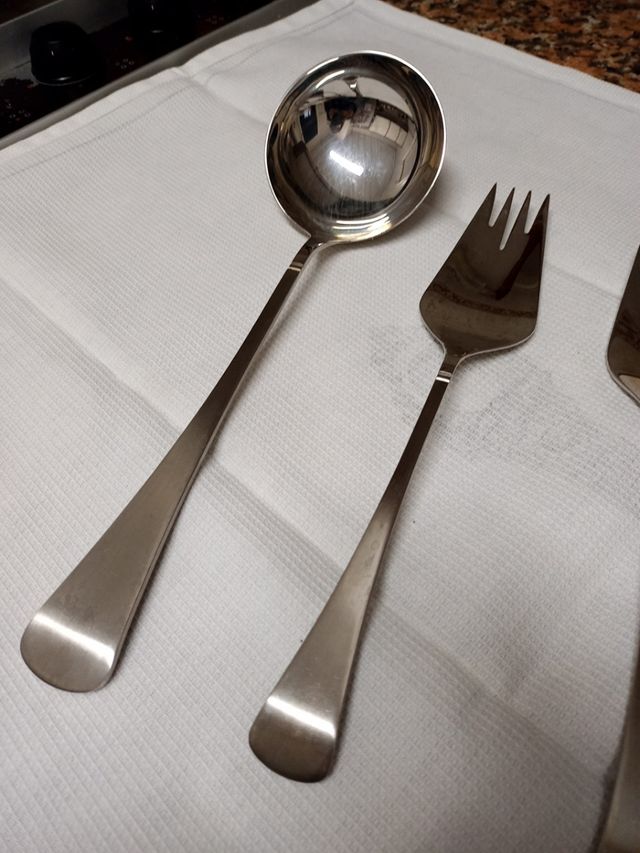 6 piezas de cubiertos de servir.