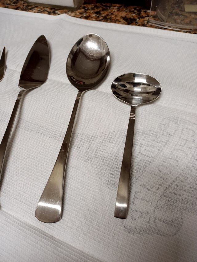 6 piezas de cubiertos de servir.