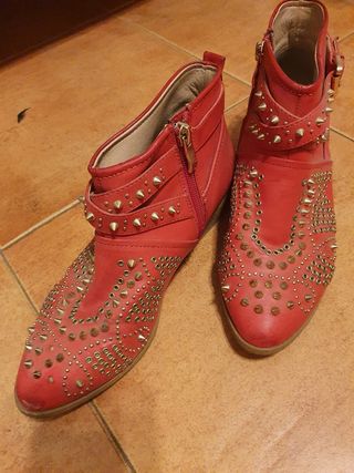 Botines piel rojos con tachuelas de segunda mano por 4 EUR en Dos Hermanas  en WALLAPOP