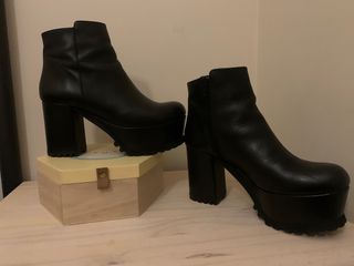 Botines negro tacón plataforma de segunda mano por 60 EUR en Gijón en  WALLAPOP