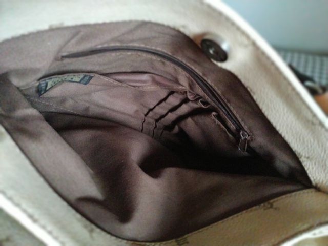 Bolso color beis con detalles y asas marrrones