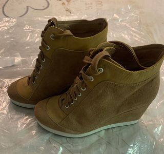 Botines con cuña Adolfo dominguez de segunda mano por 30 EUR en Maliaño en  WALLAPOP