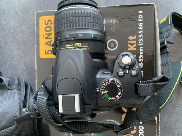 CÁMARA NIKON D3000 + tarjeta 8GB.