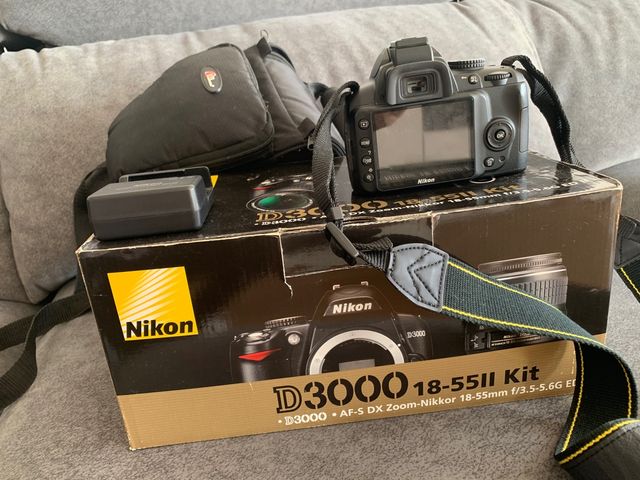 CÁMARA NIKON D3000 + tarjeta 8GB.