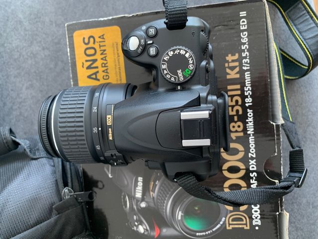 CÁMARA NIKON D3000 + tarjeta 8GB.