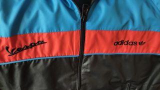 CHAQUETA ADIDAS VESPA de segunda mano por 30 EUR en Madrid en WALLAPOP