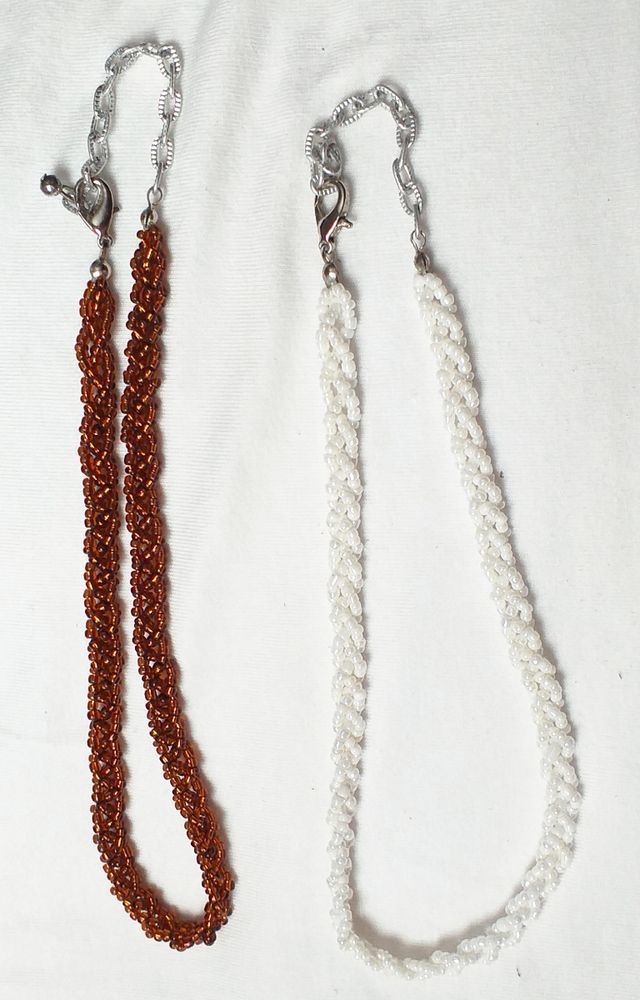 2 collares de piedrecitas