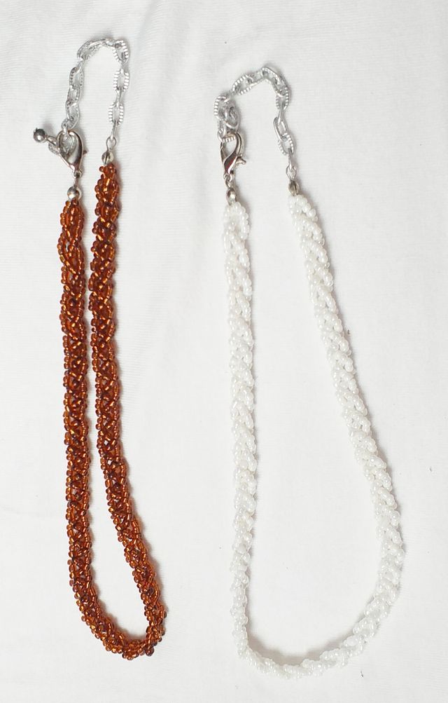 2 collares de piedrecitas
