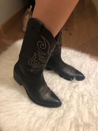 Botas camperas bordadas 100% piel de segunda mano por 49 EUR en Torrejón de  Ardoz en WALLAPOP