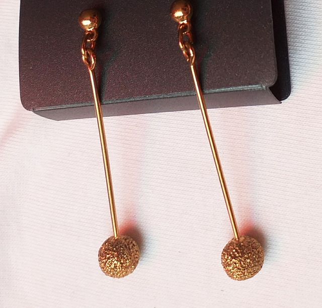 Pendientes largos dorados