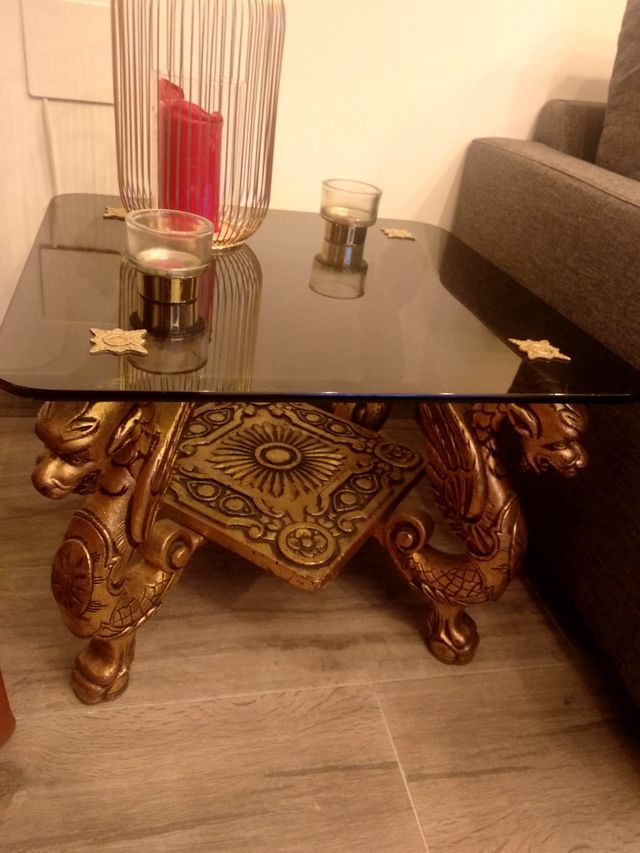 Mesa auxiliar forja y cristal leones cobre