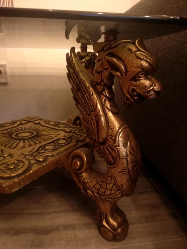 Mesa auxiliar forja y cristal leones cobre