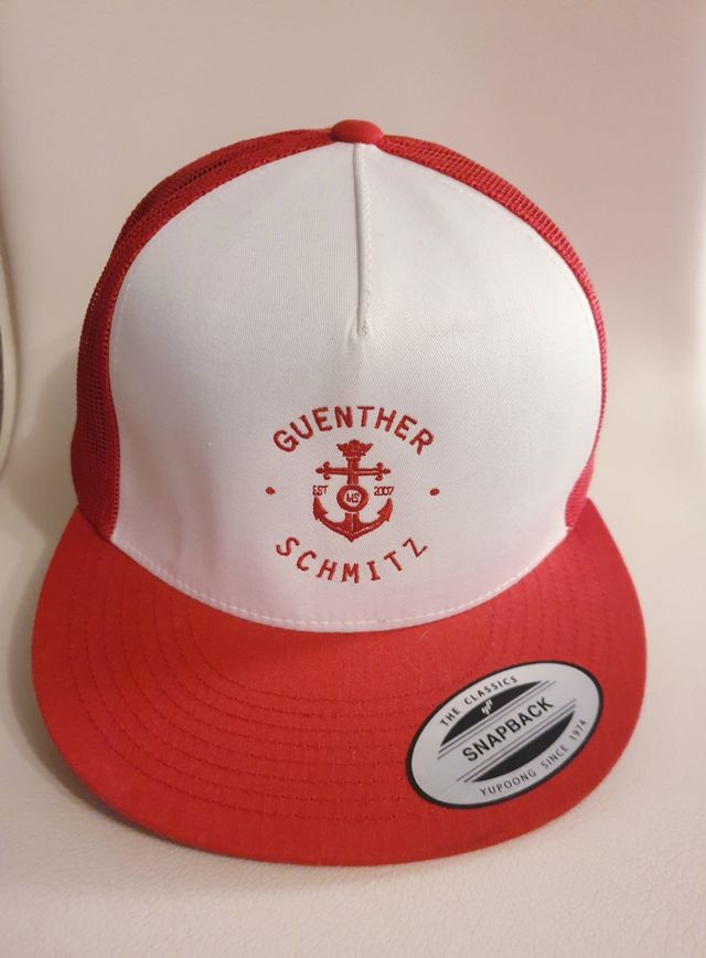 Gorra roja y blanca ancla guenther schmitz