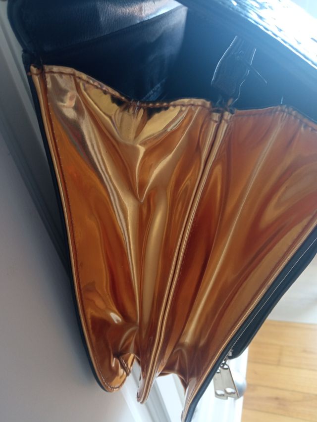 Bolso negro con dorado
