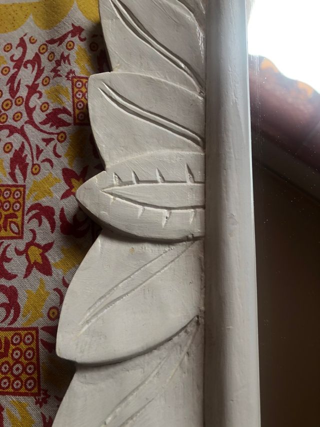 Espejo decorativo de madera lacada