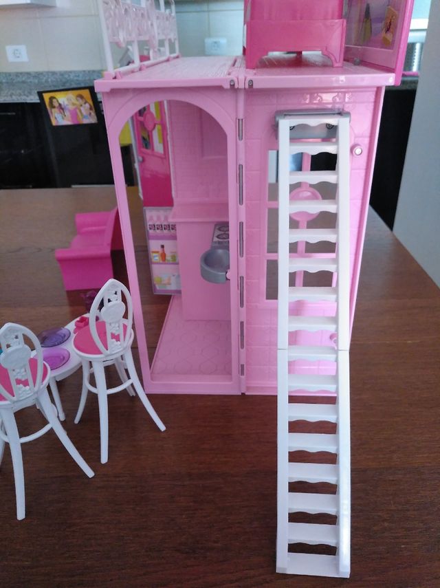 Casa verano y muñeca Barbie con perro