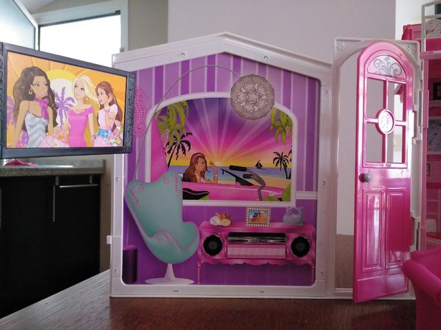 Casa verano y muñeca Barbie con perro