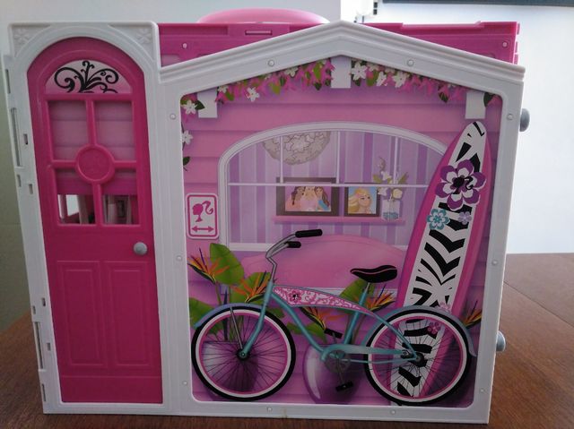 Casa verano y muñeca Barbie con perro