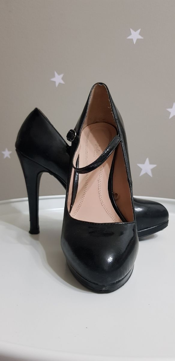 Zapato tacón alto. Acharolado. De Zara