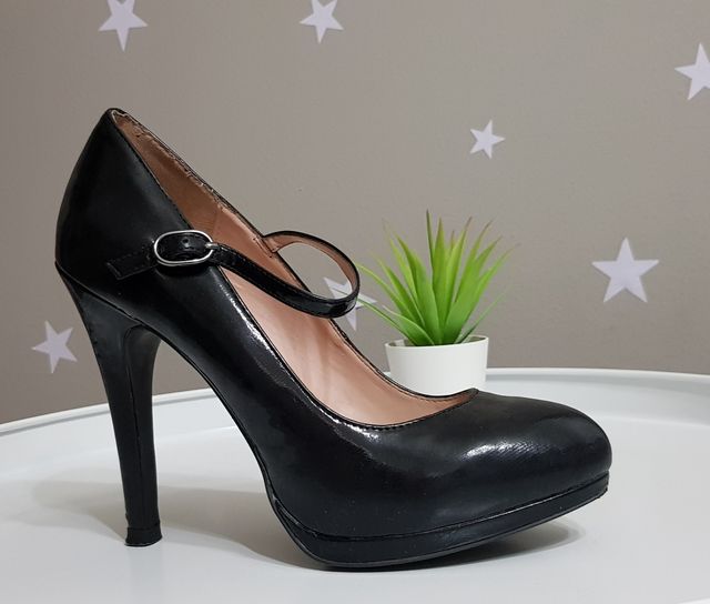 Zapato tacón alto. Acharolado. De Zara