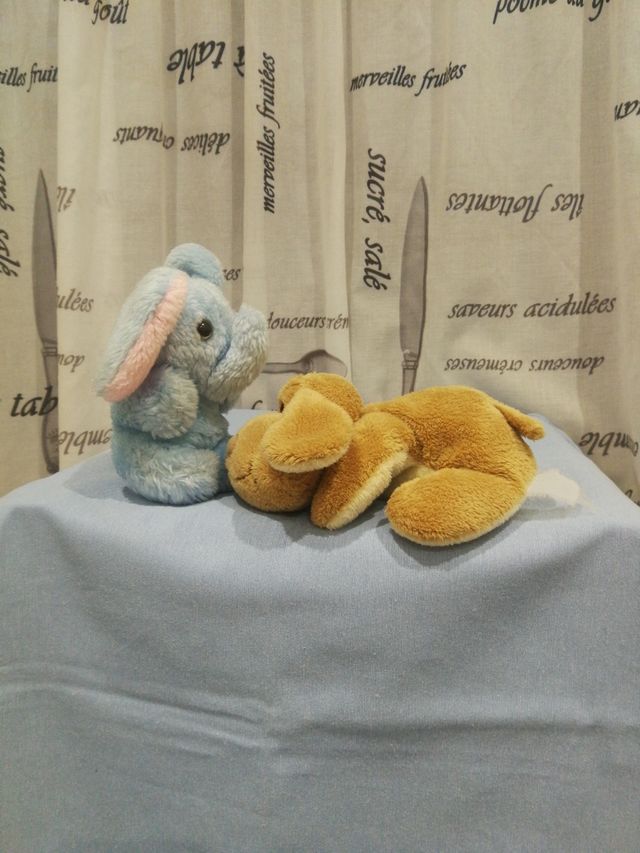 elefante y perrito de peluche