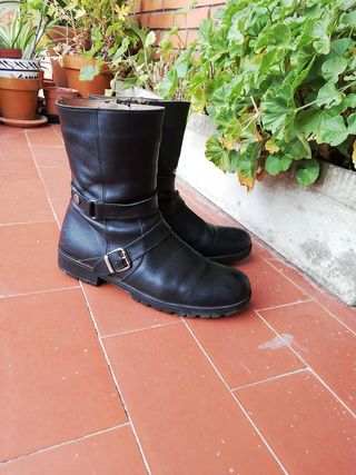 Botas negras mujer cremallera y hebilla Talla 38 de segunda mano por 10 EUR  en Zamora en WALLAPOP