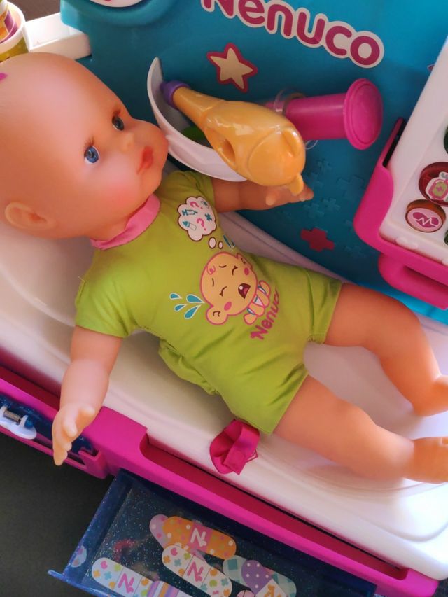 Nancy rubia, con tocador y ropa