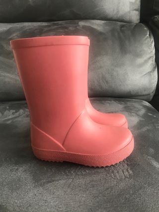 Botas agua niña zara n 22 de segunda mano por 8 EUR en Palencia en WALLAPOP
