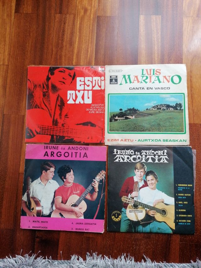 Varios vinilos 45 rpm en Euskera