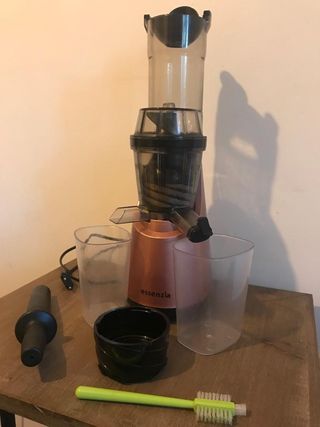 Essenzia extractor lento de zumos de segunda mano por 45 EUR en Madrid en  WALLAPOP