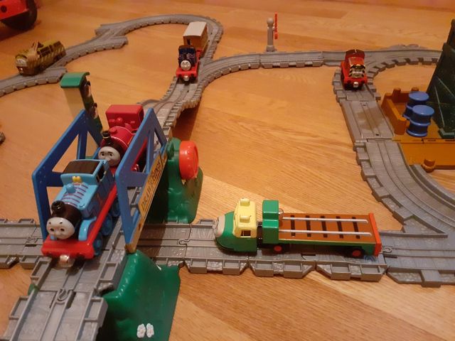 Thomas y sus amigos. Tren, vías, grúa, puente y...