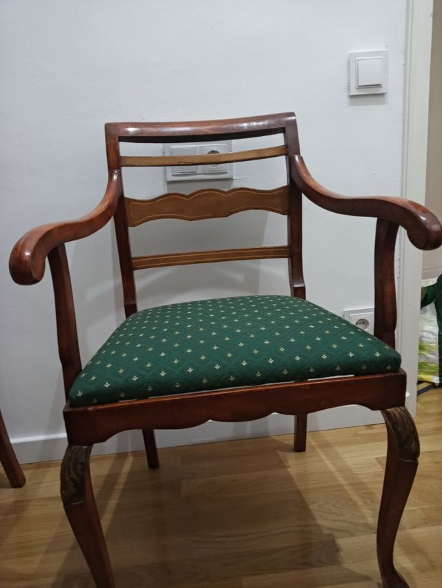 Elegante pareja de dos sillones antiguos.