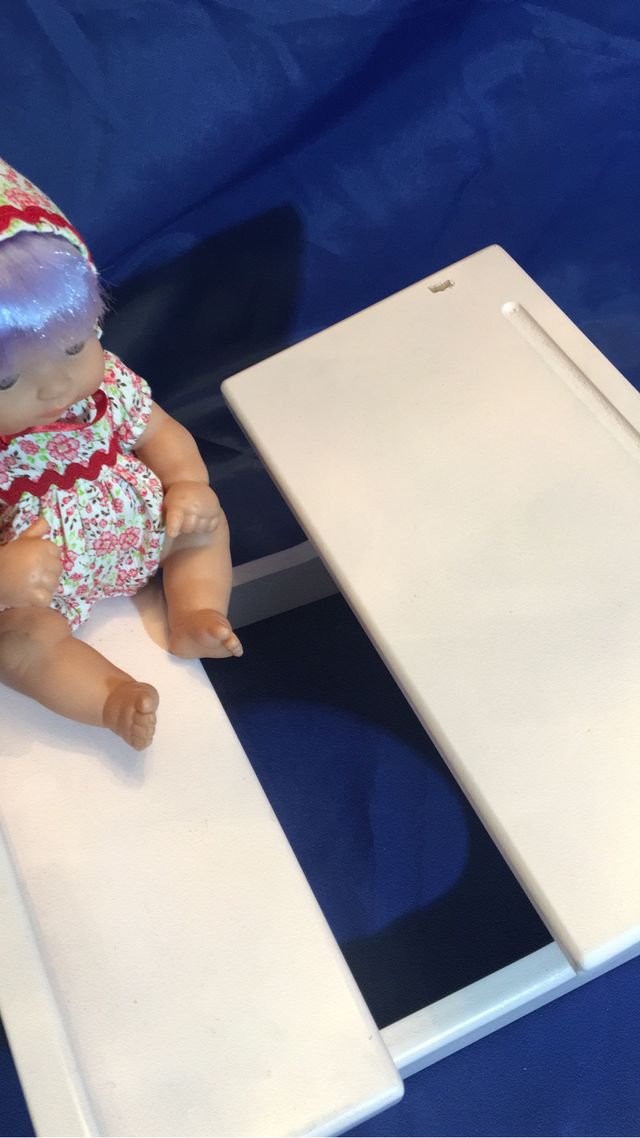 Pupitre de madera color rosa algo deteriorado