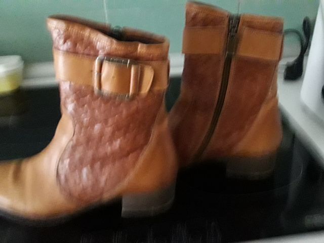 Botines color avellana claro.