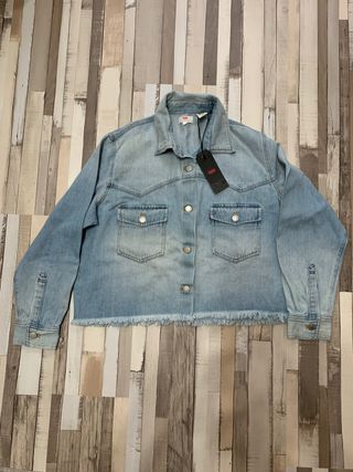 Chaqueta vaquera Levis de segunda mano en Alicante en WALLAPOP Camisa vaquera blanca Levis mujer de segunda mano por 22