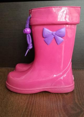 Botas de agua \\/ katiuskas Talla 28 de segunda mano por 10 EUR en Suances  en WALLAPOP