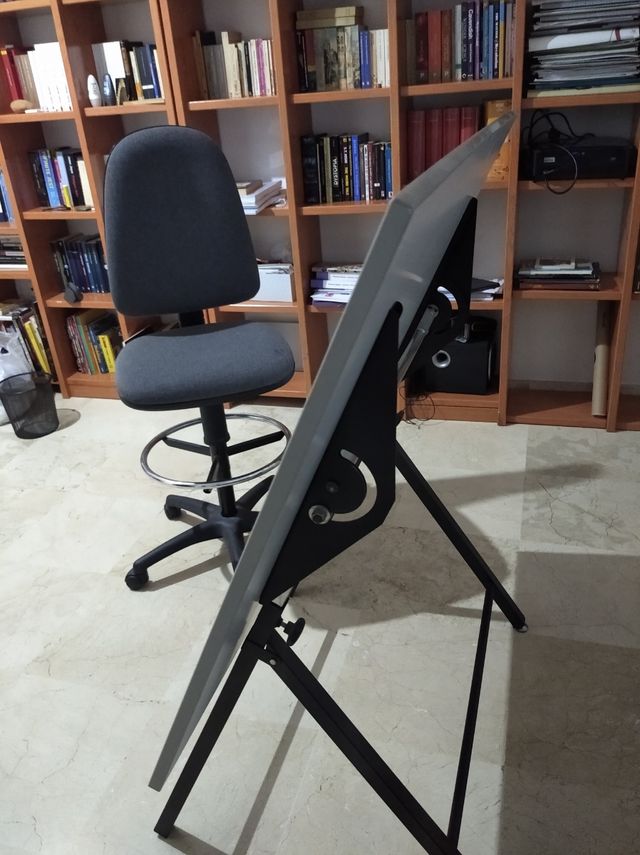 Mesa de delineante y silla