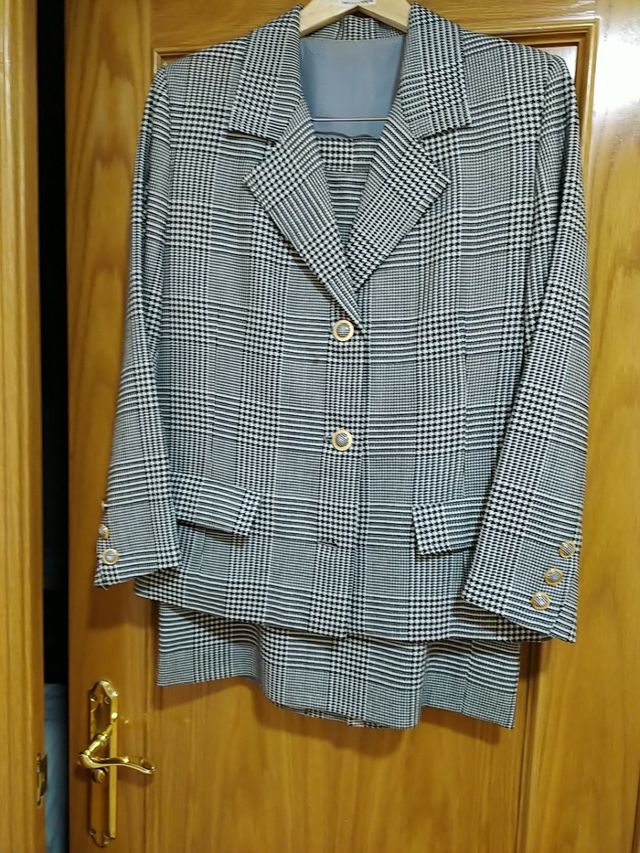 traje de chaqueta blanco y negro 10€